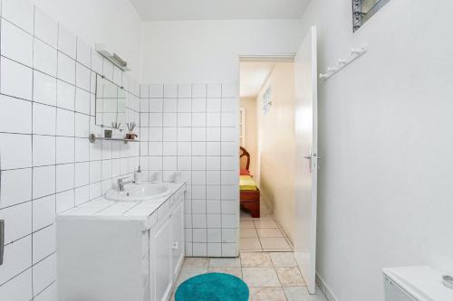 A bathroom at Appartement d'une chambre avec terrasse amenagee et wifi a Fort de France a 7 km de la plage