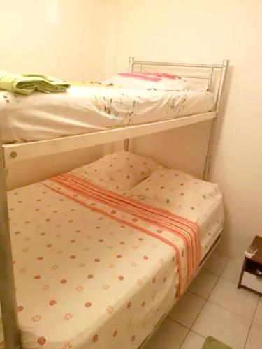two bunk beds in a small room with a mattress at Appartement moderne à Le Lamentin avec jardin clos, 110 m² in Le Lamentin