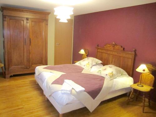 a bedroom with a large bed with a wooden headboard at Maison de 6 chambres avec jardin clos et wifi a Sermersheim in Sermersheim