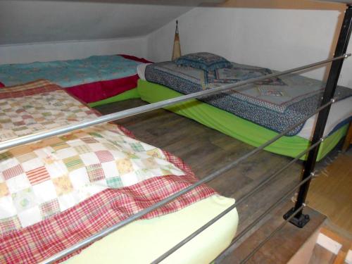 グジャン・メストラにあるMaison de 2 chambres avec jardin clos et wifi a Gujan Mestras a 3 km de la plageの二段ベッド2台が備わる客室で、以下が含まれます: