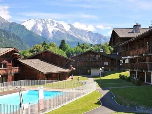 Swimmingpoolen hos eller tæt på Appartement d'une chambre a Saint Gervais les Bains a 100 m des pistes avec vue sur la ville piscine partagee et balcon