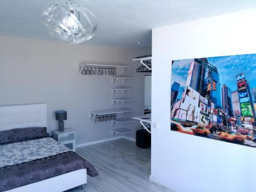 a bedroom with a wall mural of a city at Modern apartment in Las Palmas 140 m² with air conditioning in Las Palmas de Gran Canaria