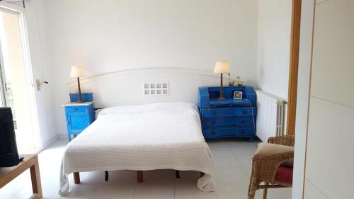 Una cama o camas en una habitación de 3 bedrooms villa with private pool furnished terrace and wifi at Torroella de Montgri 6 km away from the beach