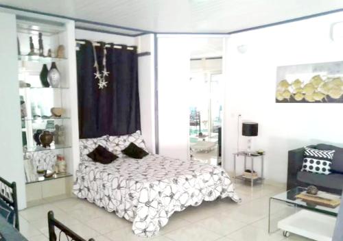 a bedroom with a bed and a table in it at Studio charmant avec vue sur la mer à Collioure - 55 m² - Terrasse in Collioure