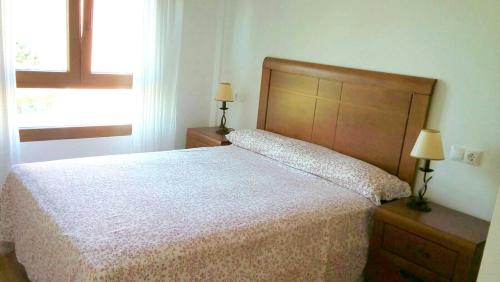 2 bedrooms apartement at Riveira 180 m away from the beach with sea view and gardenにあるベッド