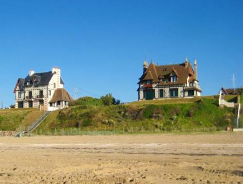 Photo de la galerie de l'établissement Maison de 2 chambres a Varaville a 400 m de la plage avec jardin clos et wifi, à Varaville