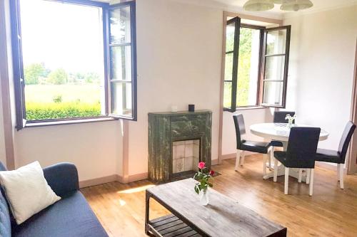 een woonkamer met een bank en een tafel bij Maison de 3 chambres avec jardin clos et wifi a Quebriac in Québriac