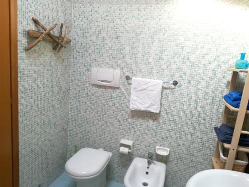 Ένα μπάνιο στο Charming house in Marina di Ravenna with fenced garden