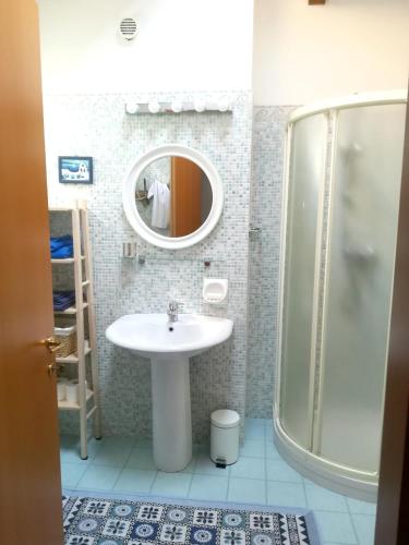 Ένα μπάνιο στο Charming house in Marina di Ravenna with fenced garden