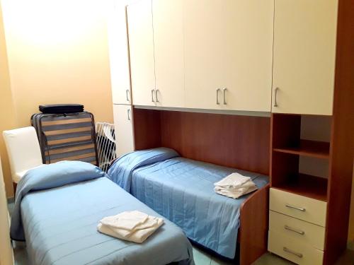 una camera con due letti e un armadio di 2 bedrooms appartement at Santa Maria di Castellabate a Santa Maria di Castellabate