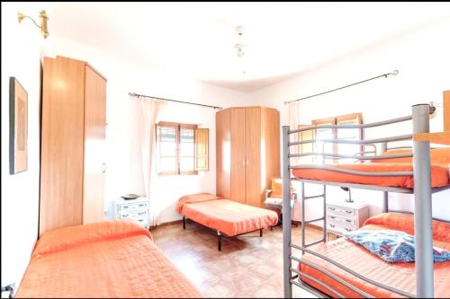 アンテケラにある4 bedrooms villa with private pool enclosed garden and wifi at Antequeraのベッドルーム1室(二段ベッド2組、デスク付)