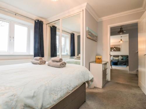 1 dormitorio con 1 cama grande y espejo grande en Windy Ridge Cottage en Yarmouth