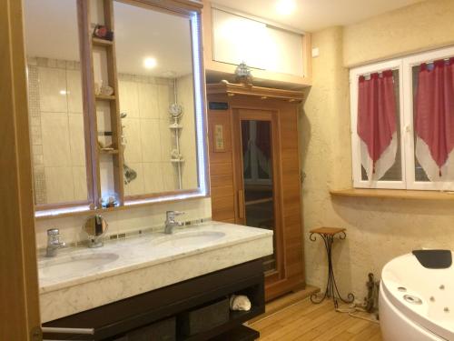A bathroom at Appartement de 3 chambres avec vue sur le lac piscine privee et jacuzzi a Catonvielle
