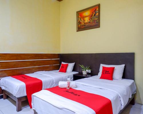 Giường trong phòng chung tại RedDoorz Plus @ Hotel Asih UNY