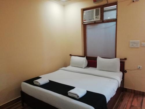 Postel nebo postele na pokoji v ubytování Serene Aravali Resort, Pushkar