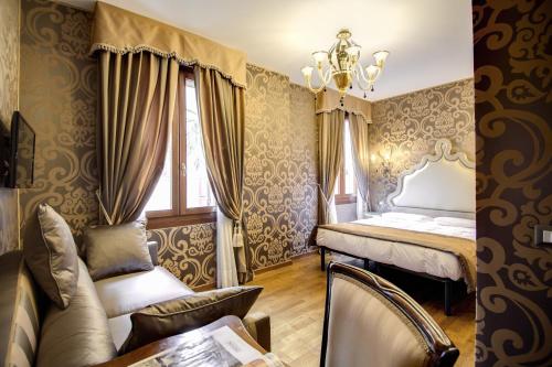 1 dormitorio con cama, mesa y ventana en Domus Cavanis, en Venecia