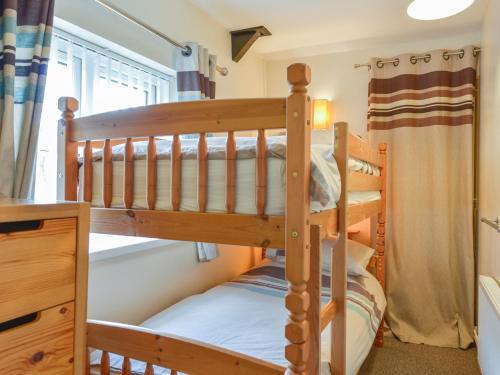 Katil dua tingkat atau katil-katil dua tingkat dalam bilik di Whimple Cottage