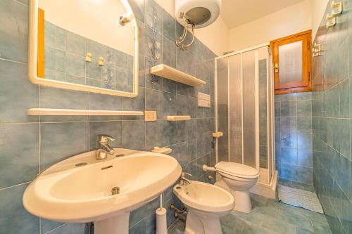 ein Bad mit einem Waschbecken und einem WC in der Unterkunft Bilocale Poggio al Sole in Capoliveri
