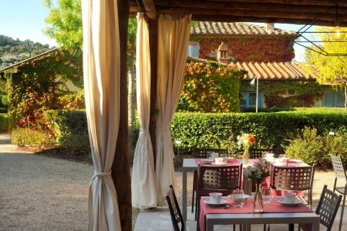 a table and chairs under a patio umbrella at Residenza Ca De Frati in Arezzo