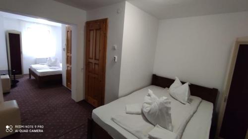 Postel nebo postele na pokoji v ubytování Casa Miorița