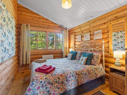 BeaworthyにあるBluebellsの木製の壁のベッドルーム1室(ベッド1台付)