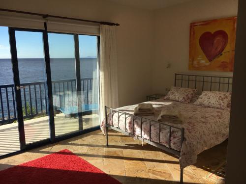 Postel nebo postele na pokoji v ubytování Seafront Puerto Calero Villa