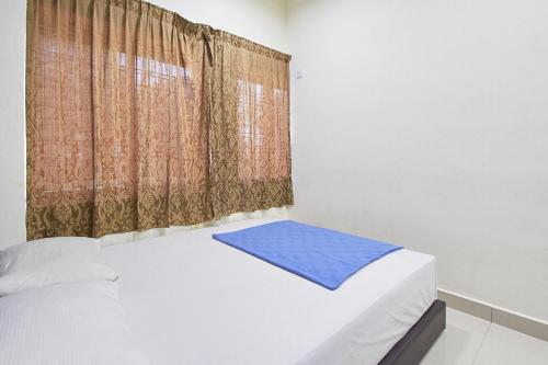 クアラルンプールにあるHotel 3WINZのベッドルーム(ベッド1台、カーテン付)