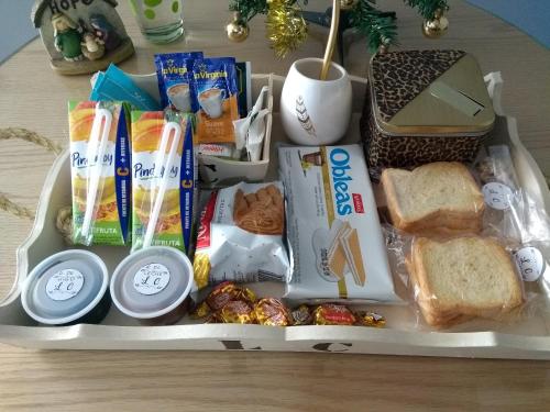 eine Lunchbox gefüllt mit Essen und Brot in der Unterkunft La Casona Apart Boutique in Marcos Juárez