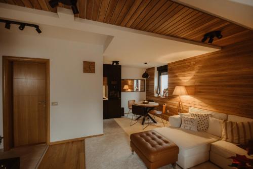 ein Wohnzimmer mit einem Sofa und einem Tisch in der Unterkunft WonderWood View Apartment in Zlatibor