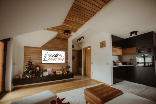 un soggiorno con TV e albero di Natale di WonderWood View Apartment a Zlatibor