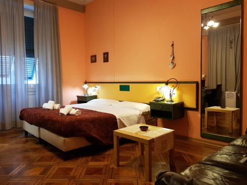Habitación de hotel con cama y sofá en Hotel Suisse, en Génova