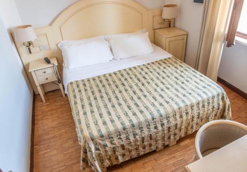 En eller flere senge i et værelse på Grand Hotel Duomo