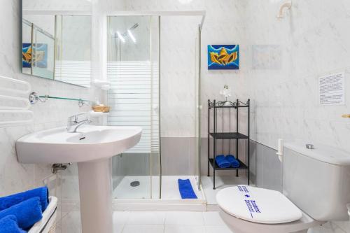 a bathroom with a sink and a toilet and a shower at El Sombrerito 2 in Caleta de Sebo