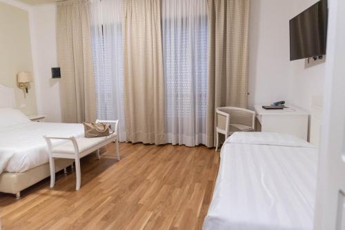 a hospital room with a bed and two chairs at Grand Hotel Duomo in Pisa