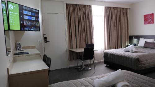 Una cama o camas en una habitación de Loddon River Motel Kerang