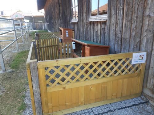 a wooden fence in front of a house at Ferienwohnung Pferdehof Pankratz in Iffeldorf
