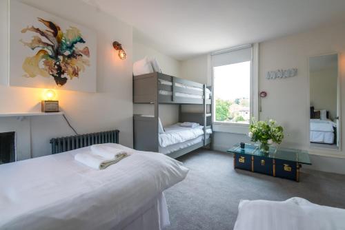 Ένα ή περισσότερα κρεβάτια σε δωμάτιο στο Mr Darcy's Residence