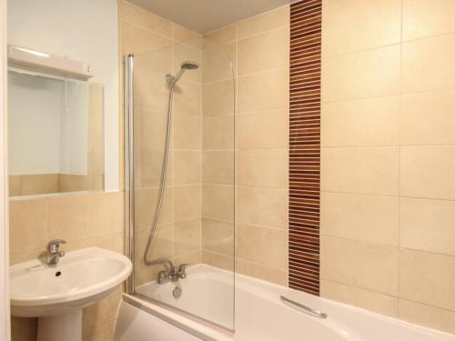 Un baño con ducha, lavabo y bañera. en Nautical Breeze, en Weymouth