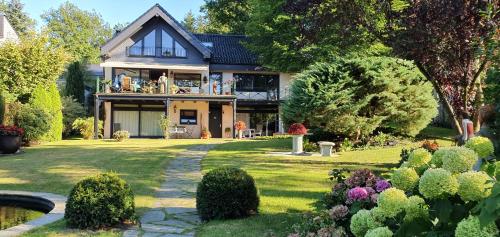 ein Haus mit Garten davor in der Unterkunft Ferien im Königshaus in Möhnesee