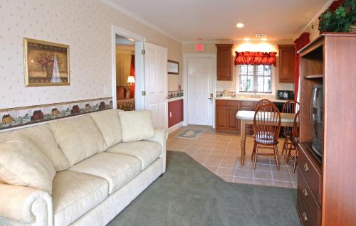 a living room with a couch and a kitchen at Bird-in-Hand Village Inn & Suites in Bird-in-Hand