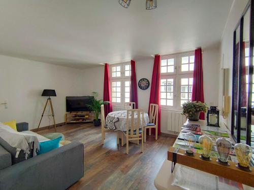 ein Wohnzimmer mit Sofa und Tisch in der Unterkunft jeu de paume in Bayonne