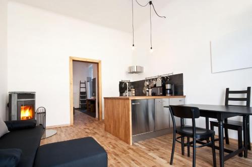 a kitchen and living room with a table and chairs at Zentrales & modernes City-Apartment in Graz