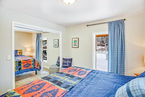 een slaapkamer met een bed en een raam bij Cottage in the Pines in McCall