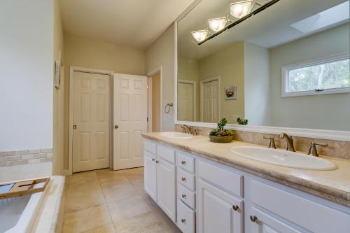 Un baño con dos lavabos y un espejo grande. en Wonderful luxury pet friendly home in Shipyard with great golf Bikes & Beach Gear included, en Hilton Head Island