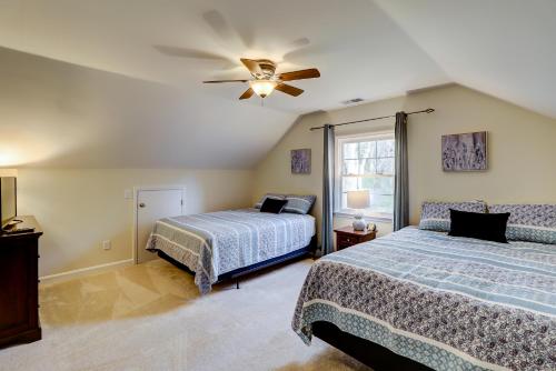 Un dormitorio con dos camas y un ventilador de techo. en Wonderful luxury pet friendly home in Shipyard with great golf Bikes & Beach Gear included, en Hilton Head Island