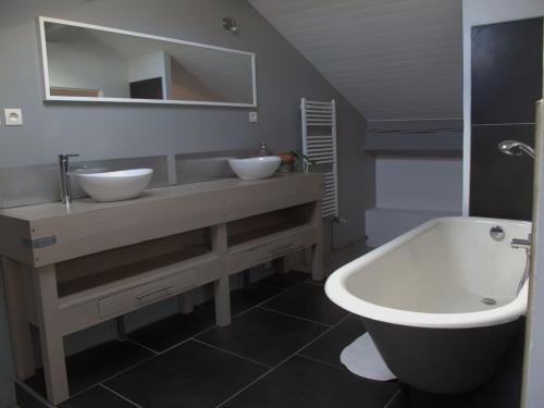 Ένα μπάνιο στο Chambres d'hôtes L'Epicurium