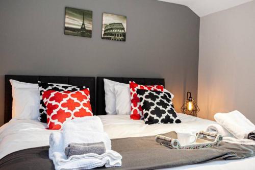 Large 2 Bed Modern Bright Apartment - Sleeps upto6