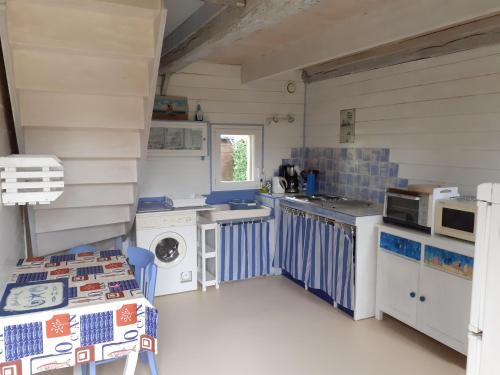 - une cuisine bleue et blanche avec un lave-linge dans l'établissement Gîtes Manoir du Buquet, à Honfleur