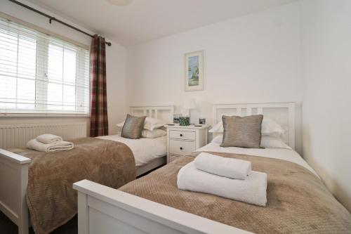 NEAR BEACHES, contemporary home in village centre tesisinde bir odada yatak veya yataklar