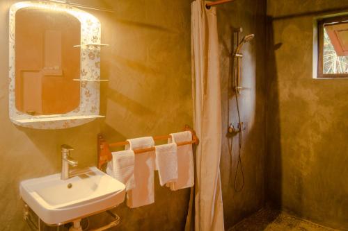W łazience znajduje się umywalka i lustro. w obiekcie Villa Paradis w mieście Sainte-Marie